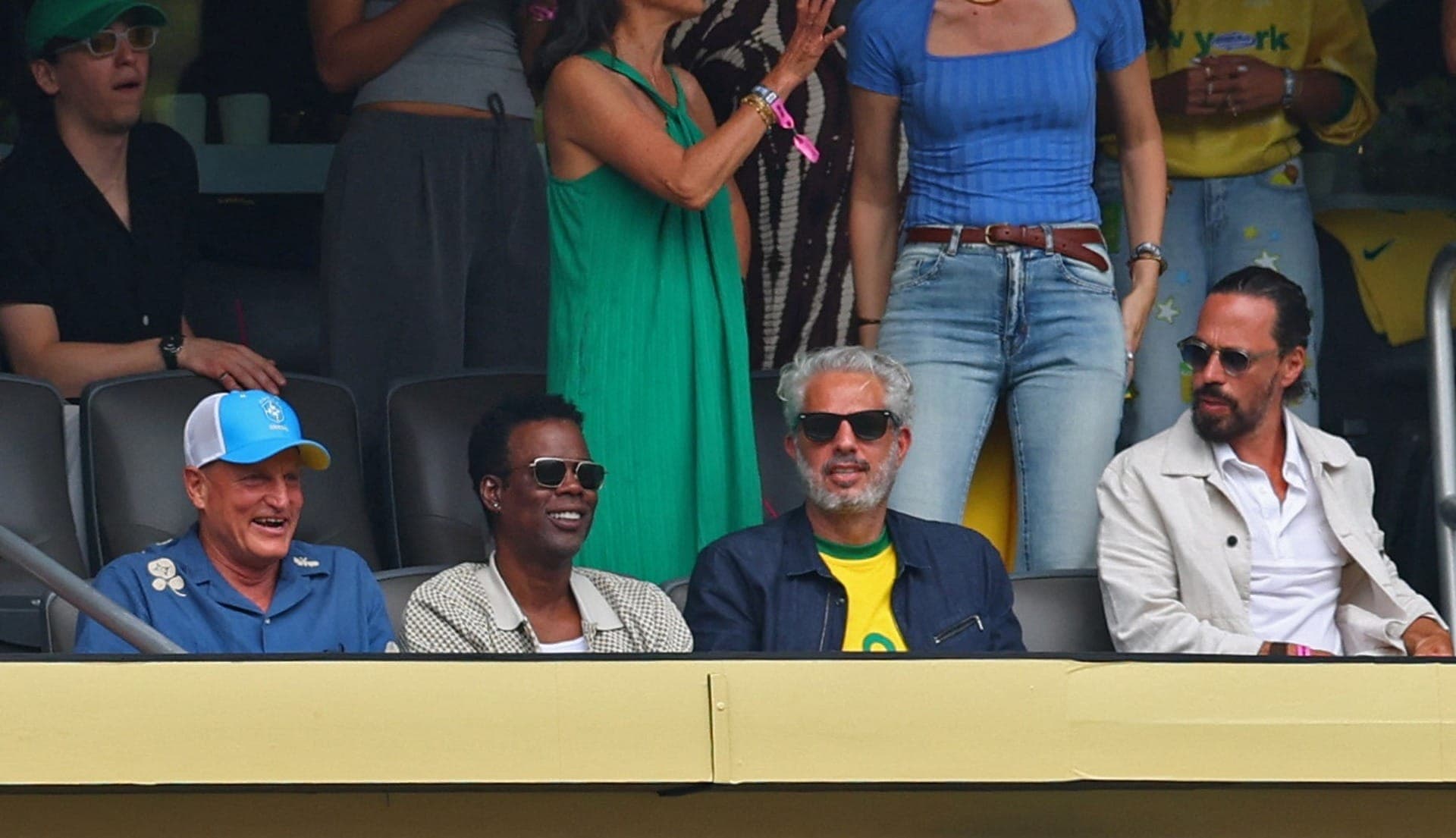 O ator Woody Harrelson e os comediantes Chris Rock e David Baddiel assistiram o Brasil no estádio