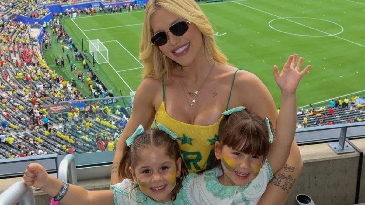 Virginia Fonseca posa com Maria Flor e Maria Alice