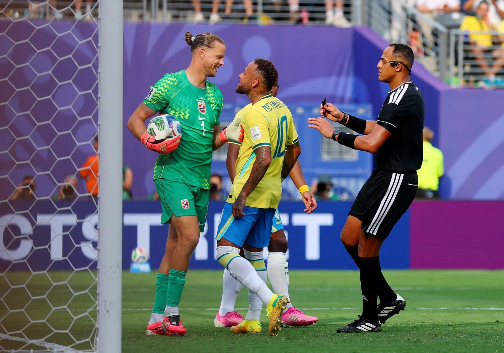 Goleiro da Noruega e Neymar em jogo pela Copa do Mundo