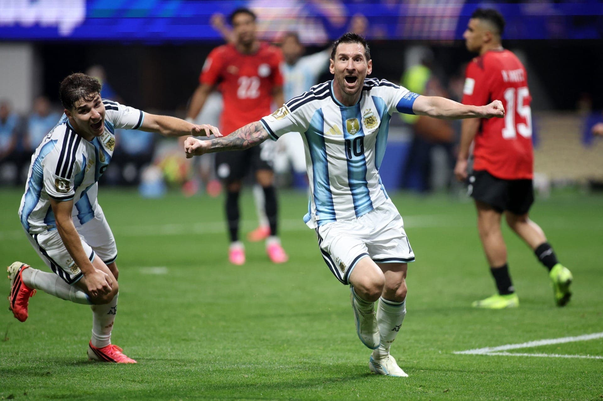 Messi marca o gol de empate contra o Egito