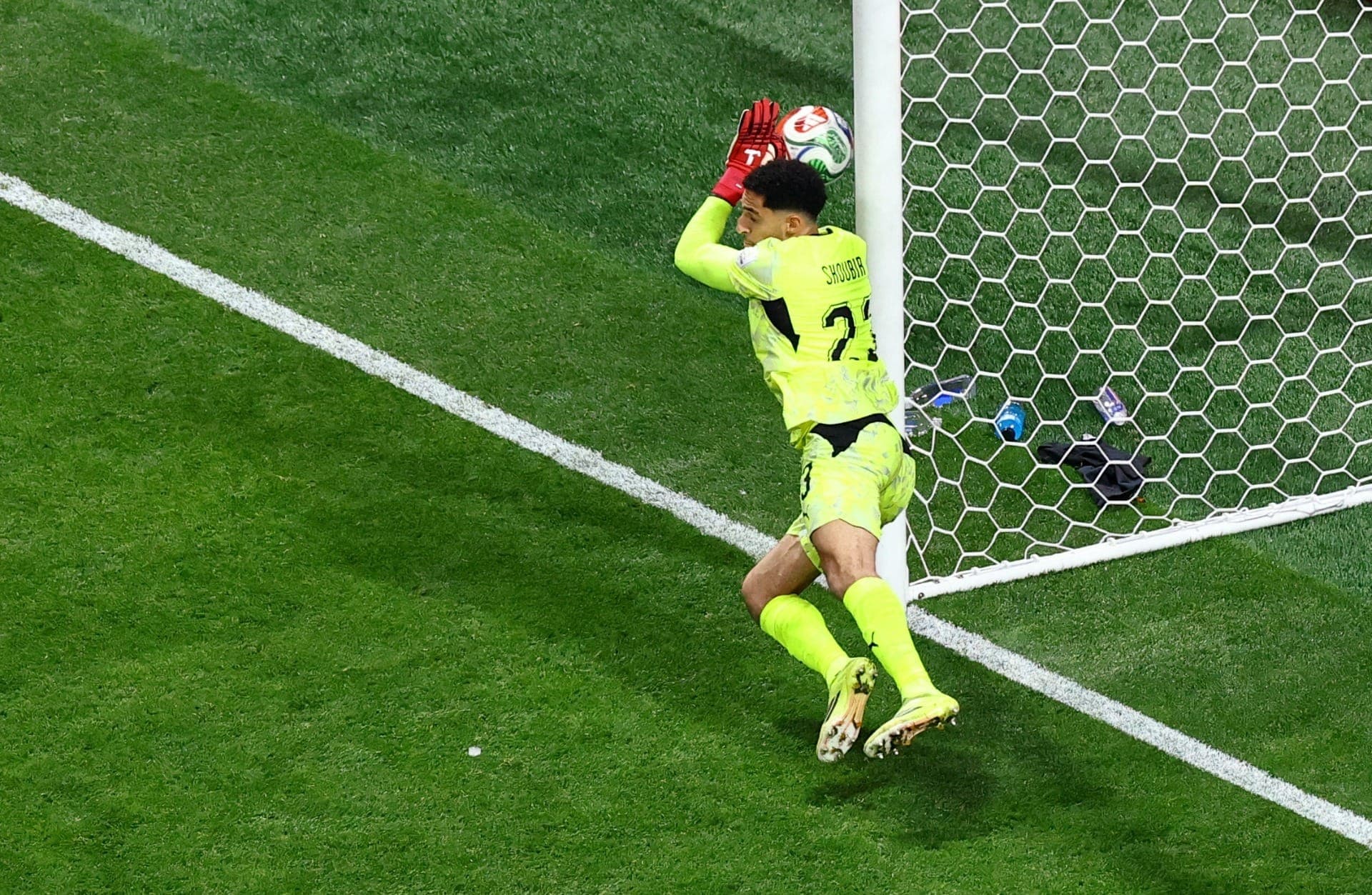 Mostafa Shoubir, goleiro do Egito, em ação durante a partida