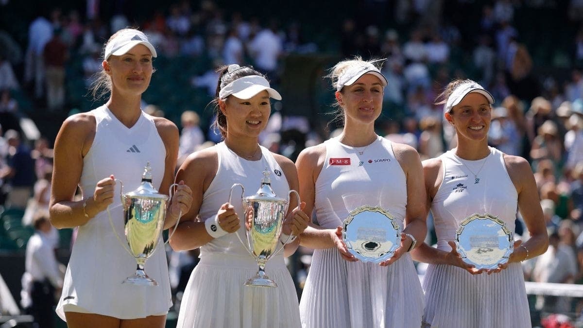 Guo Hanyu e Mladenovic celebram ao lado de Dabrowski e Luisa Stefani