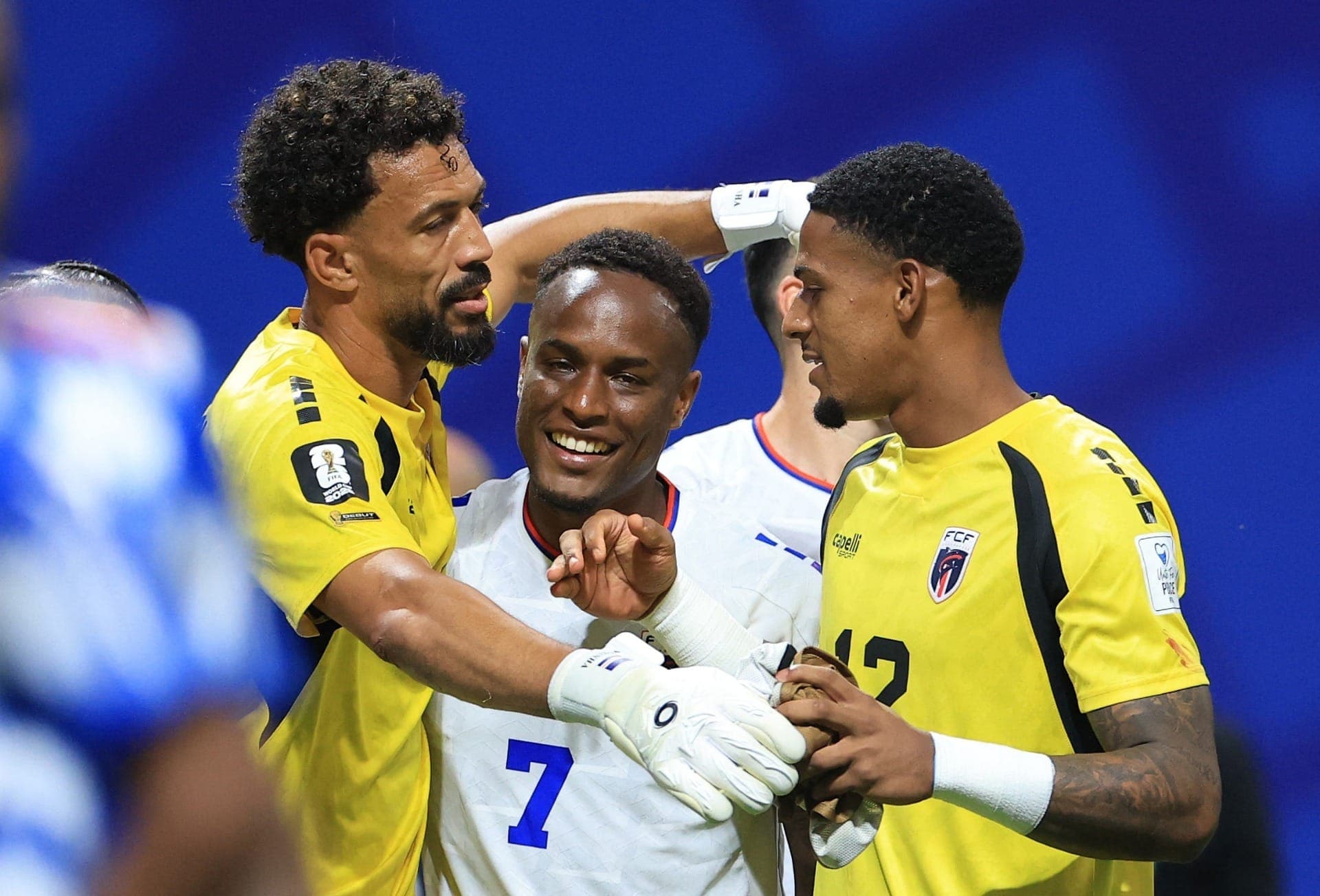 Jovane Cabral abraçado pelos goleiros Vozinha e Marcio Rosa, da seleção de Cabo Verde