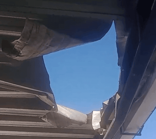 Explosão abriu buraco no telhado do imóvel atingido na Rua Marcelo Gordilho