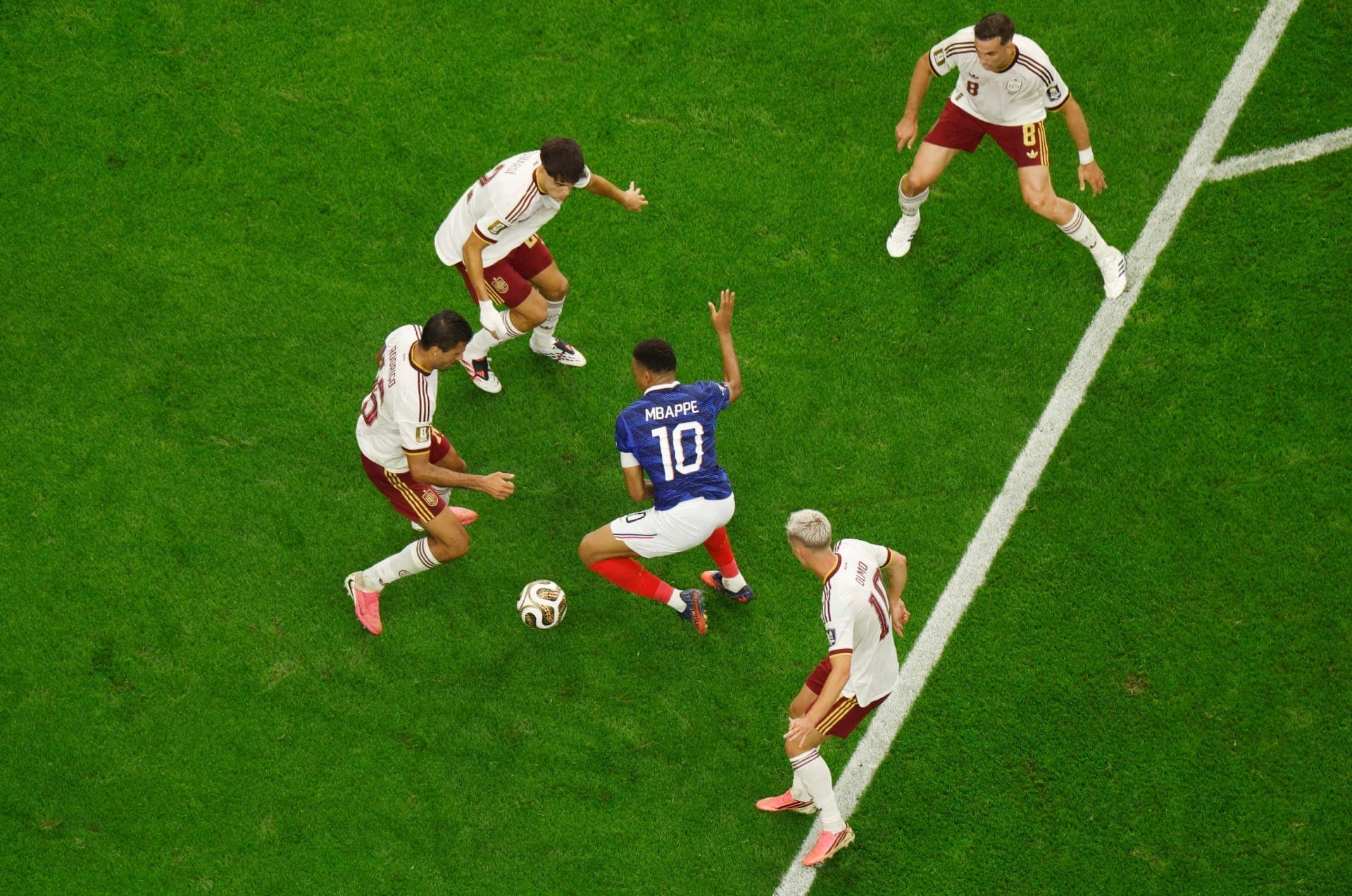 Mbappé em ação contra a França