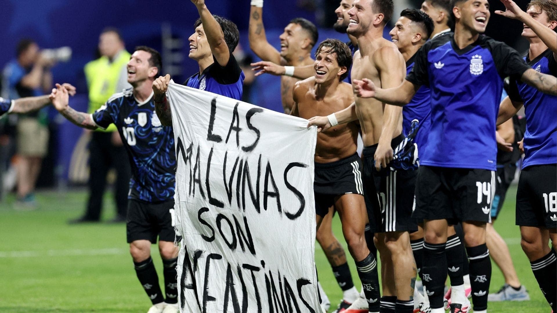 Jogadores da Argentina exibem faixa sobre Malvinas