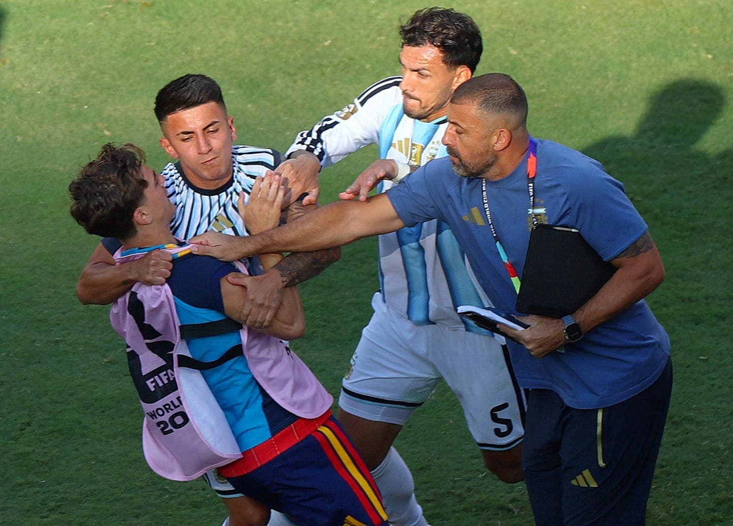Paredes durante confusão após final da Copa do Mundo