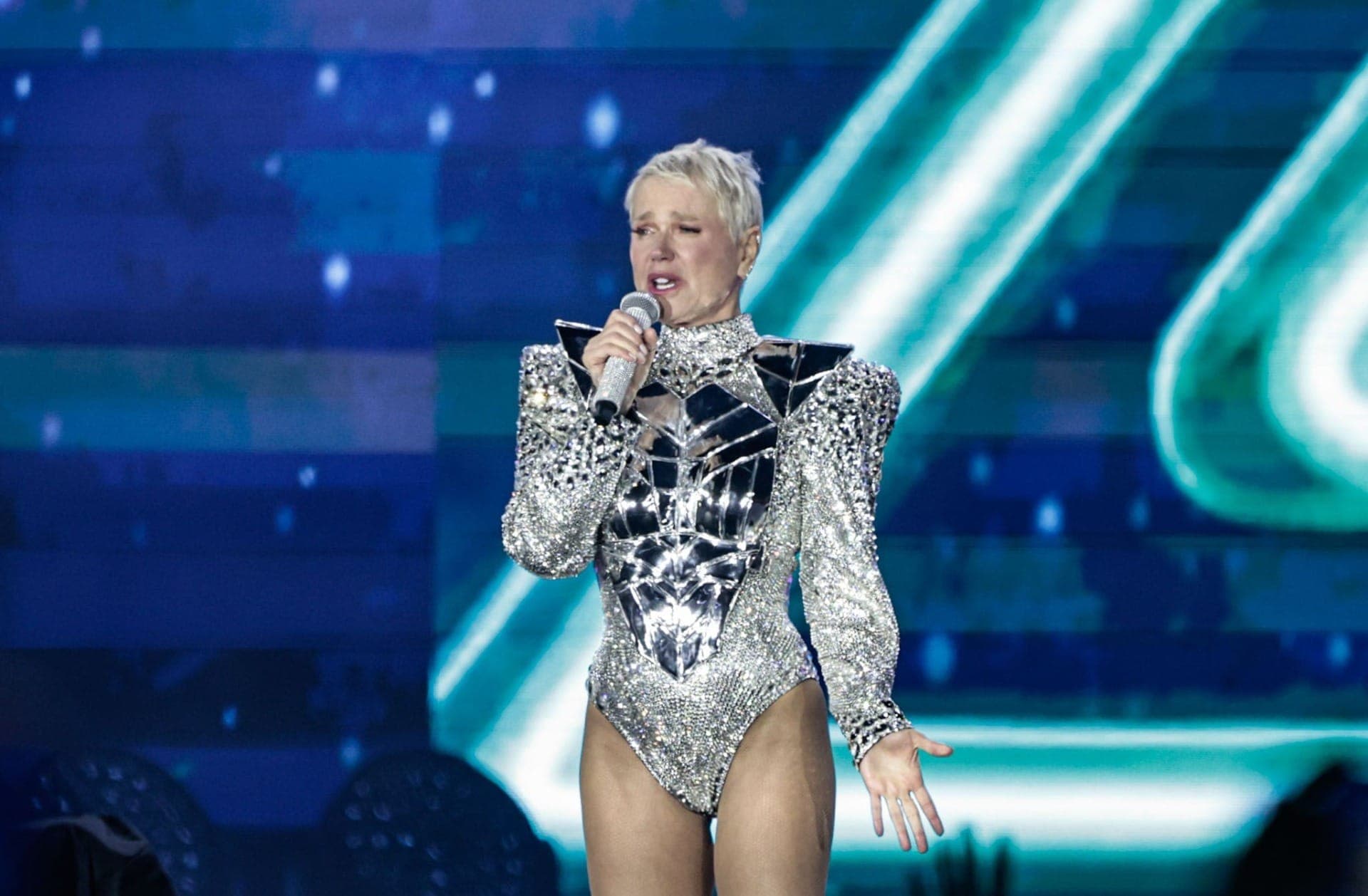 Xuxa emocionada durante show no Nubank Parque