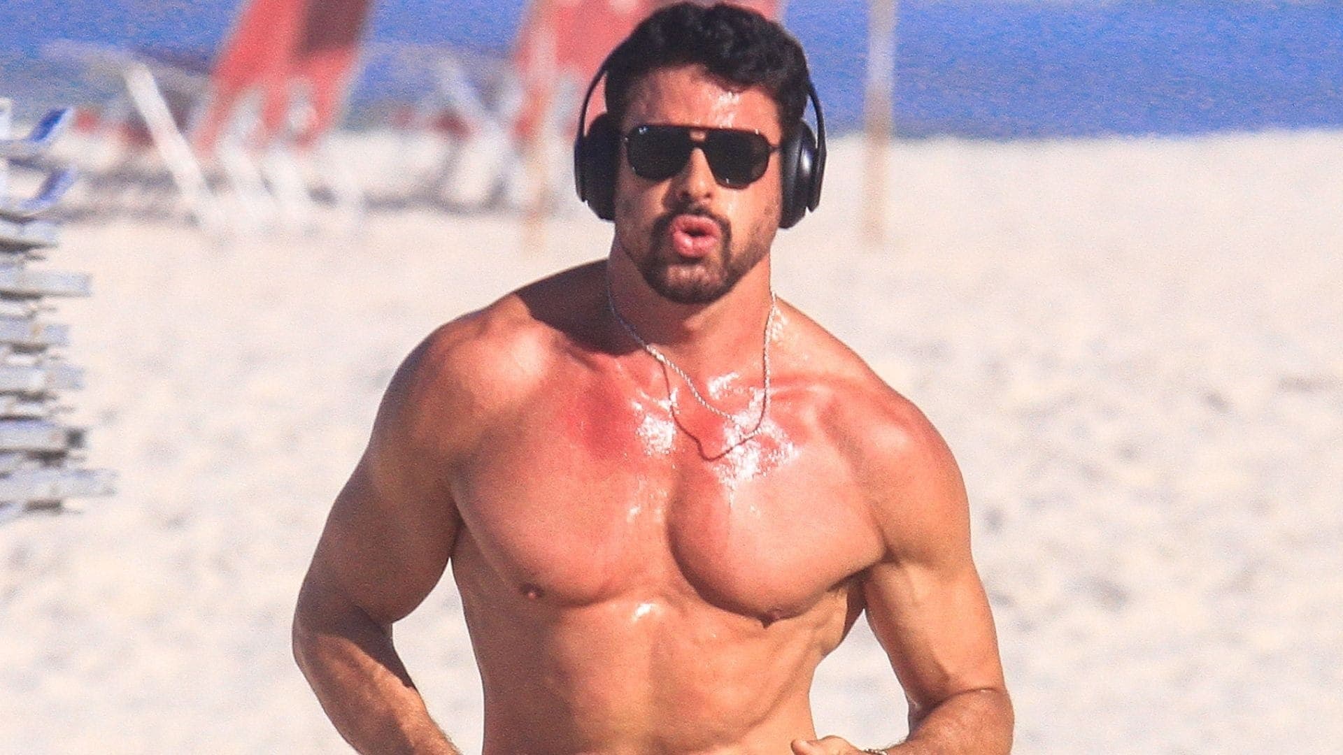Cauã Reymond exibiu corpo sarado na praia