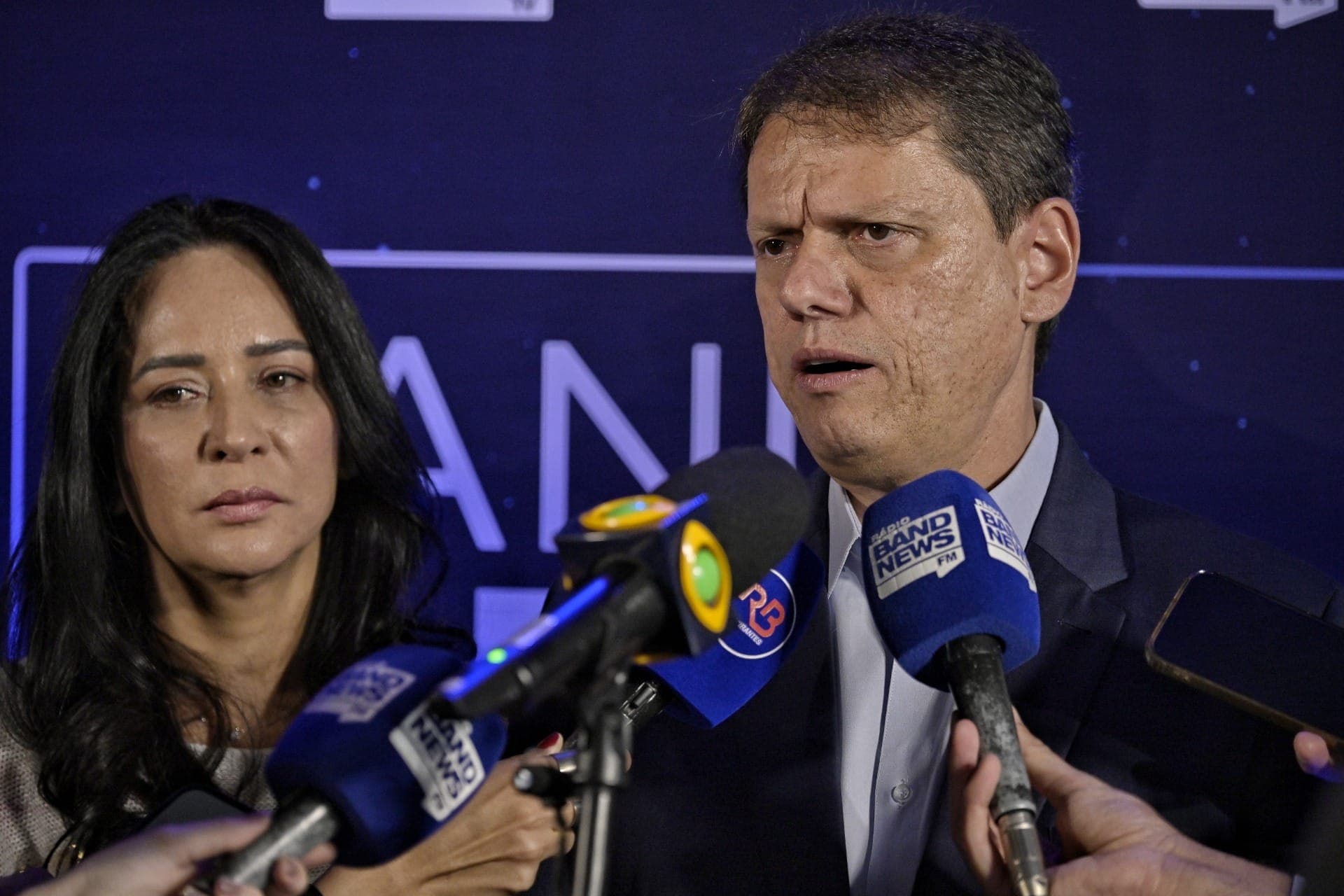 Tarcísio de Freitas chega à Band para debate eleitoral