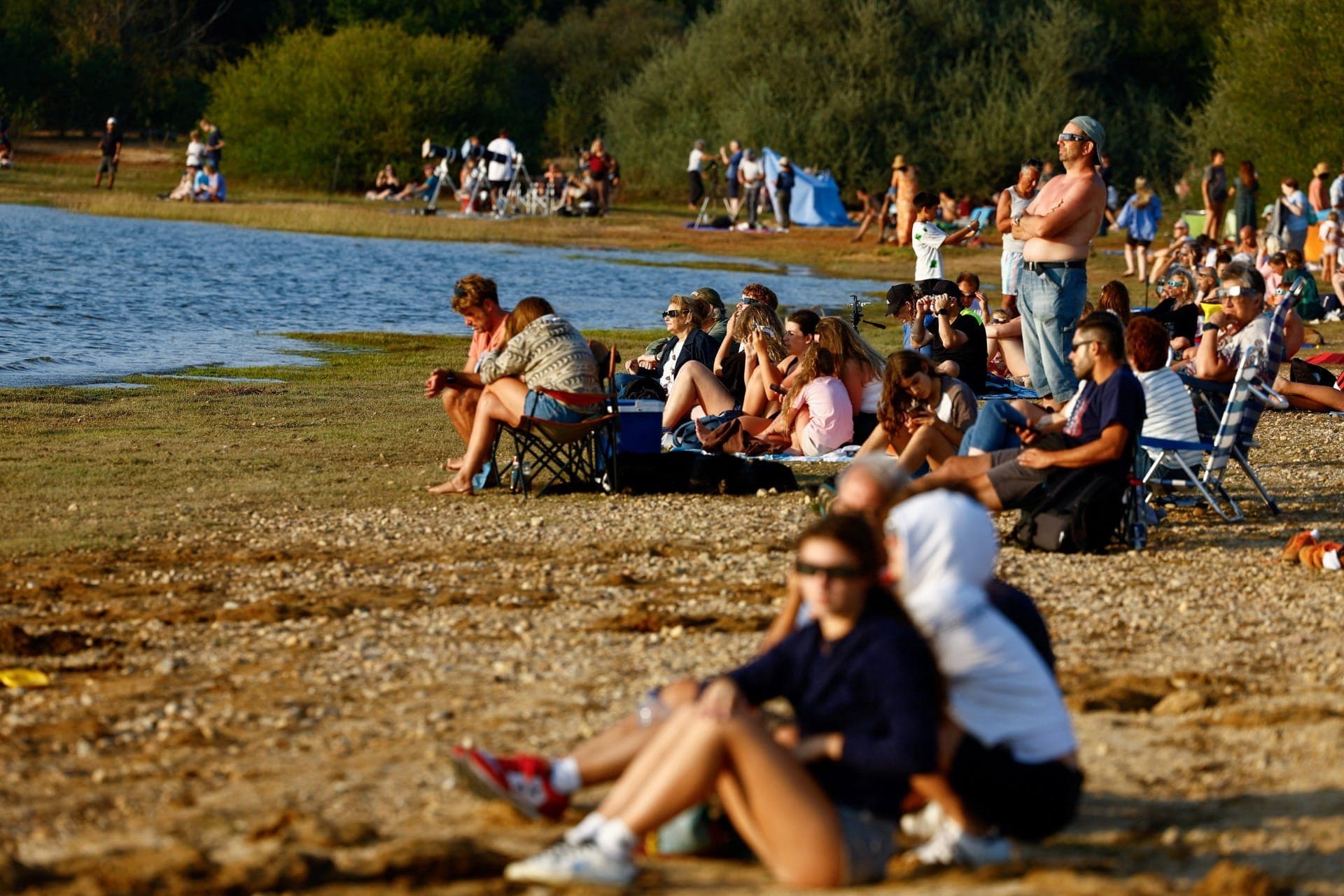 Com óculos especiais, pessoas se reúnem para ver eclipse total do sol