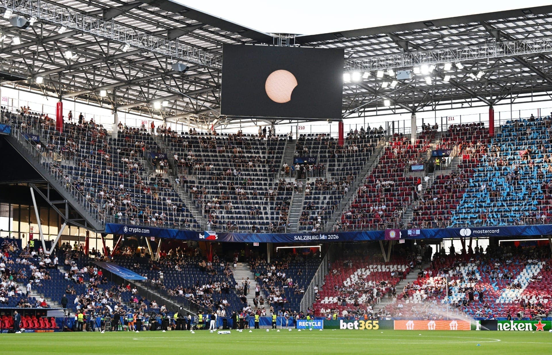 Eclipse é transmitido em telão durante jogo da Supercopa da Uefa na Áustria