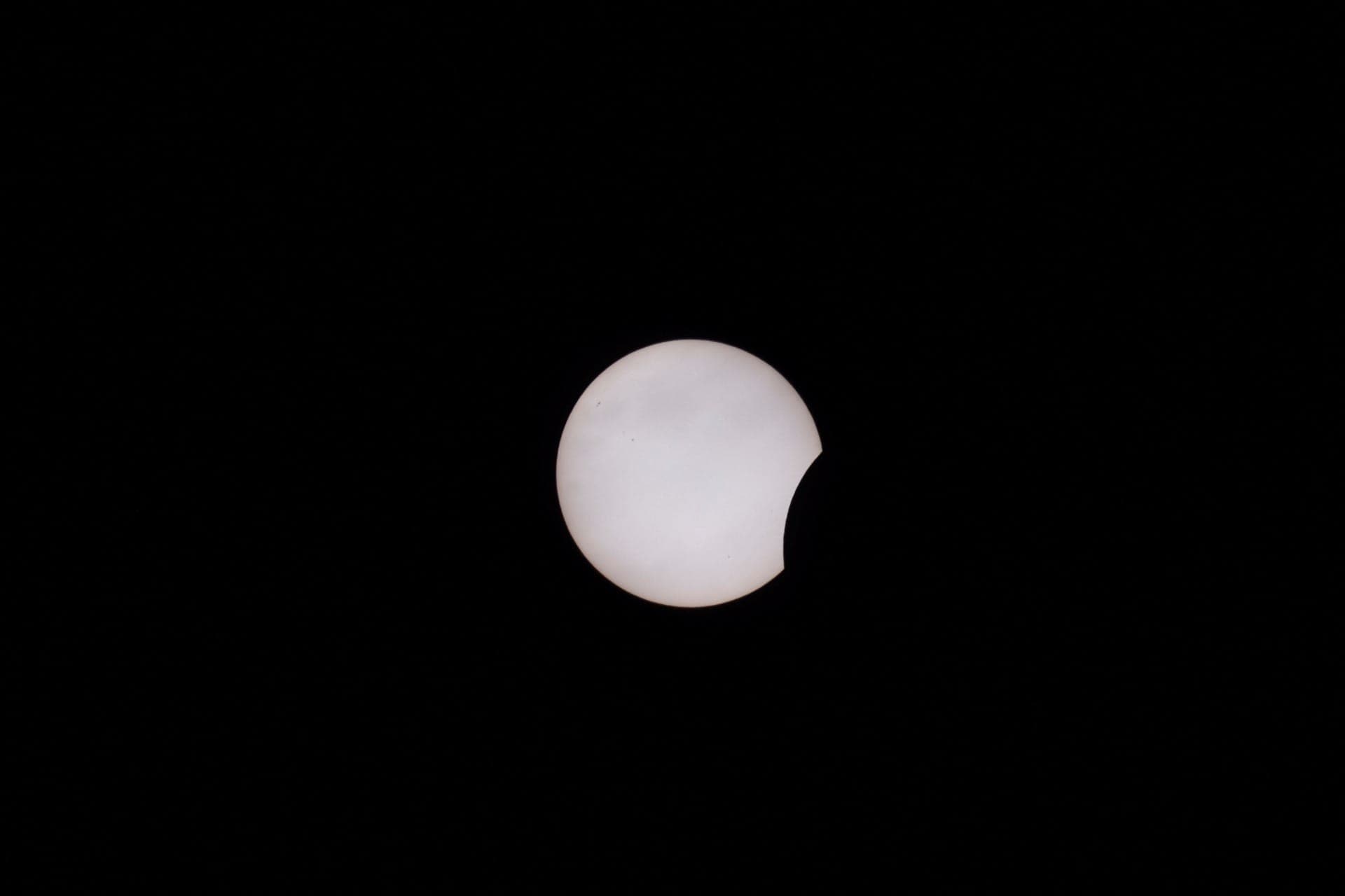 Lua cobre parcialmente o sol na Espanha