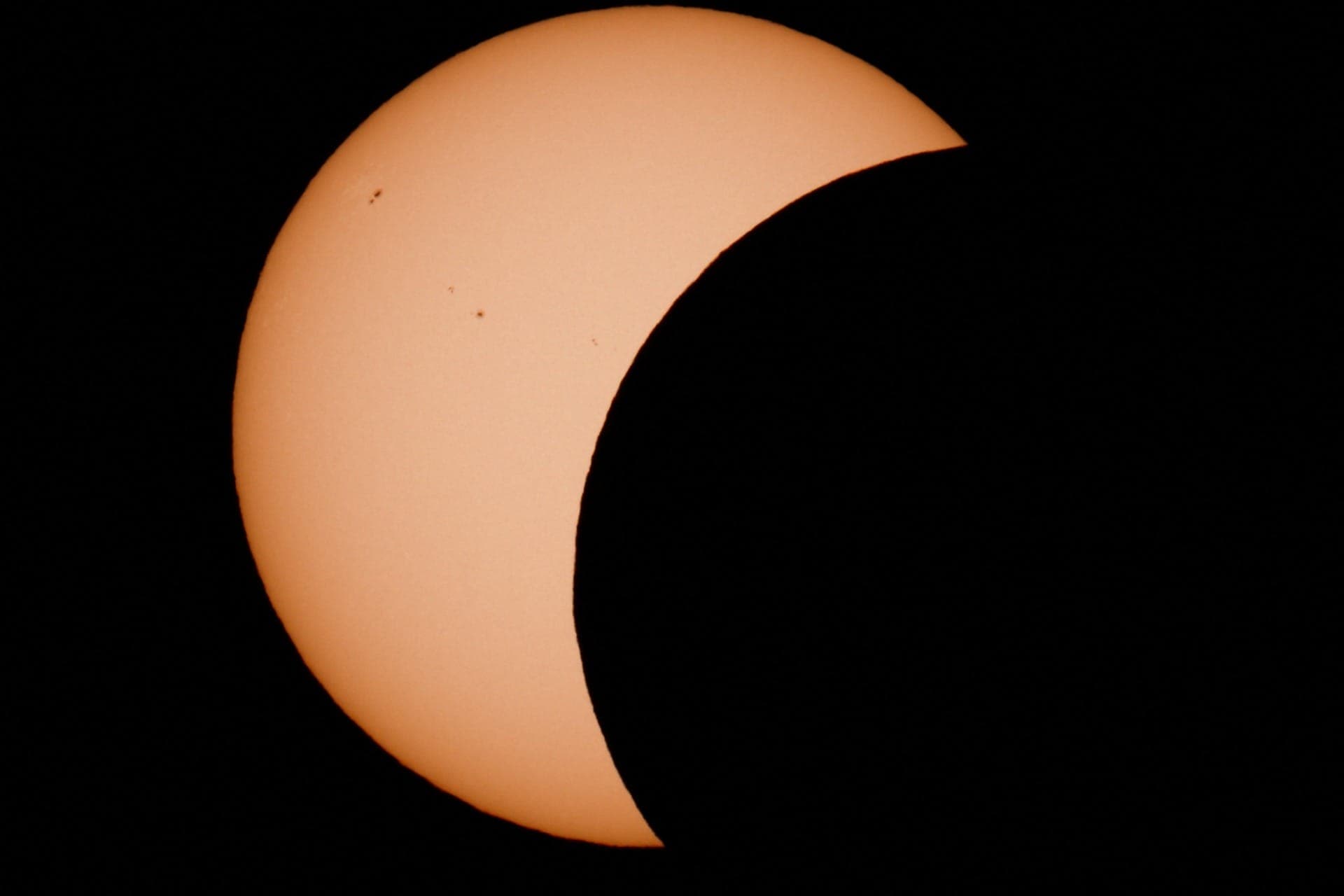 Lua cobre parcialmente o sol na Espanha