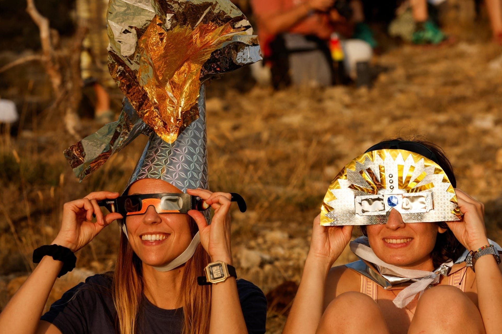 Pessoas observam eclipse solar na Espanha
