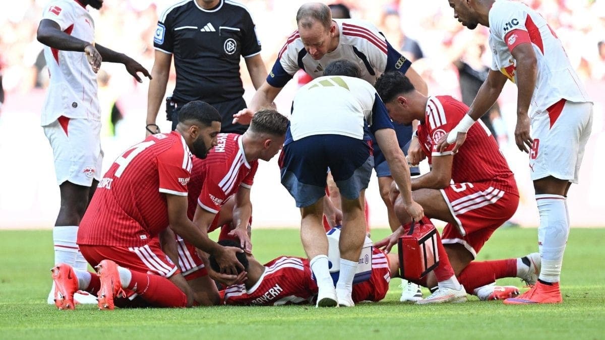 Musiala sendo atendido após desmaiar em campo