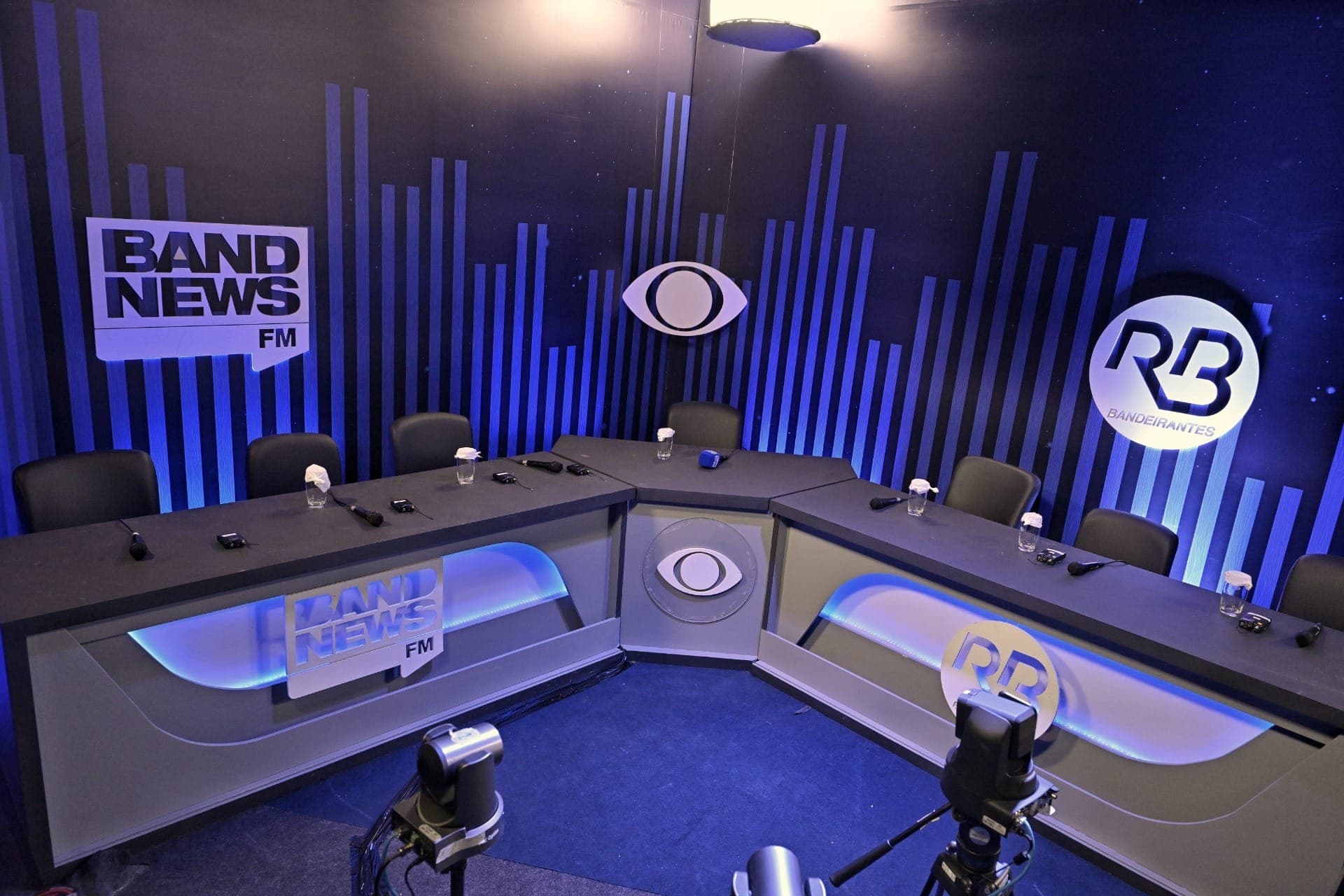 Debate presidencial 2026: BandNews FM e Bandeirantes se reúnem durante transmissão