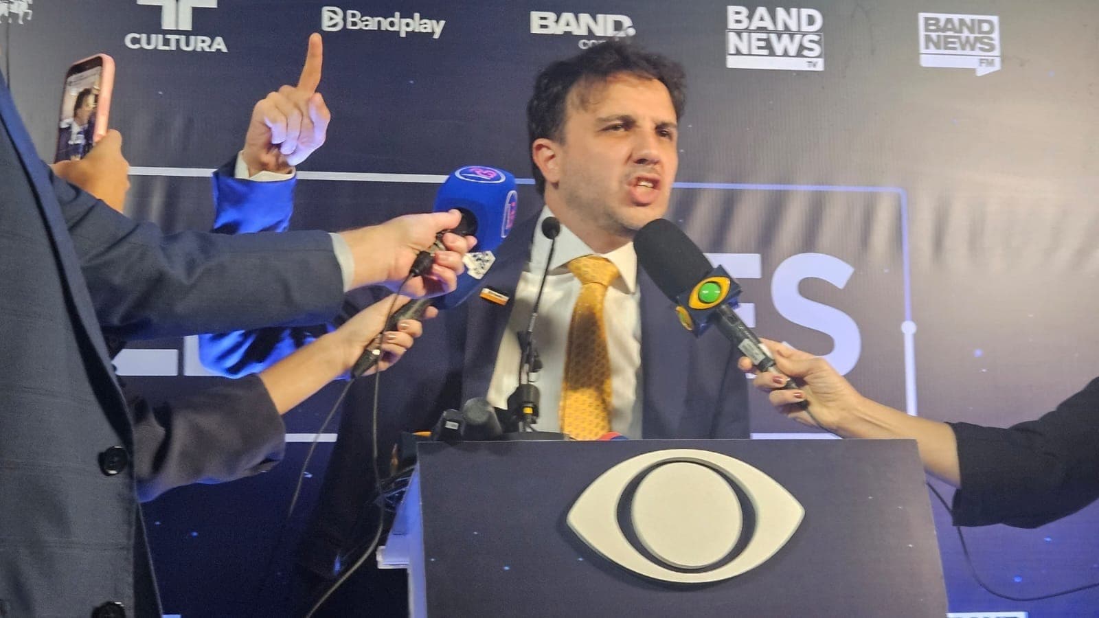 Eleições 2026: Renan Santos (Missão) chega para o debate entre os candidatos à Presidência