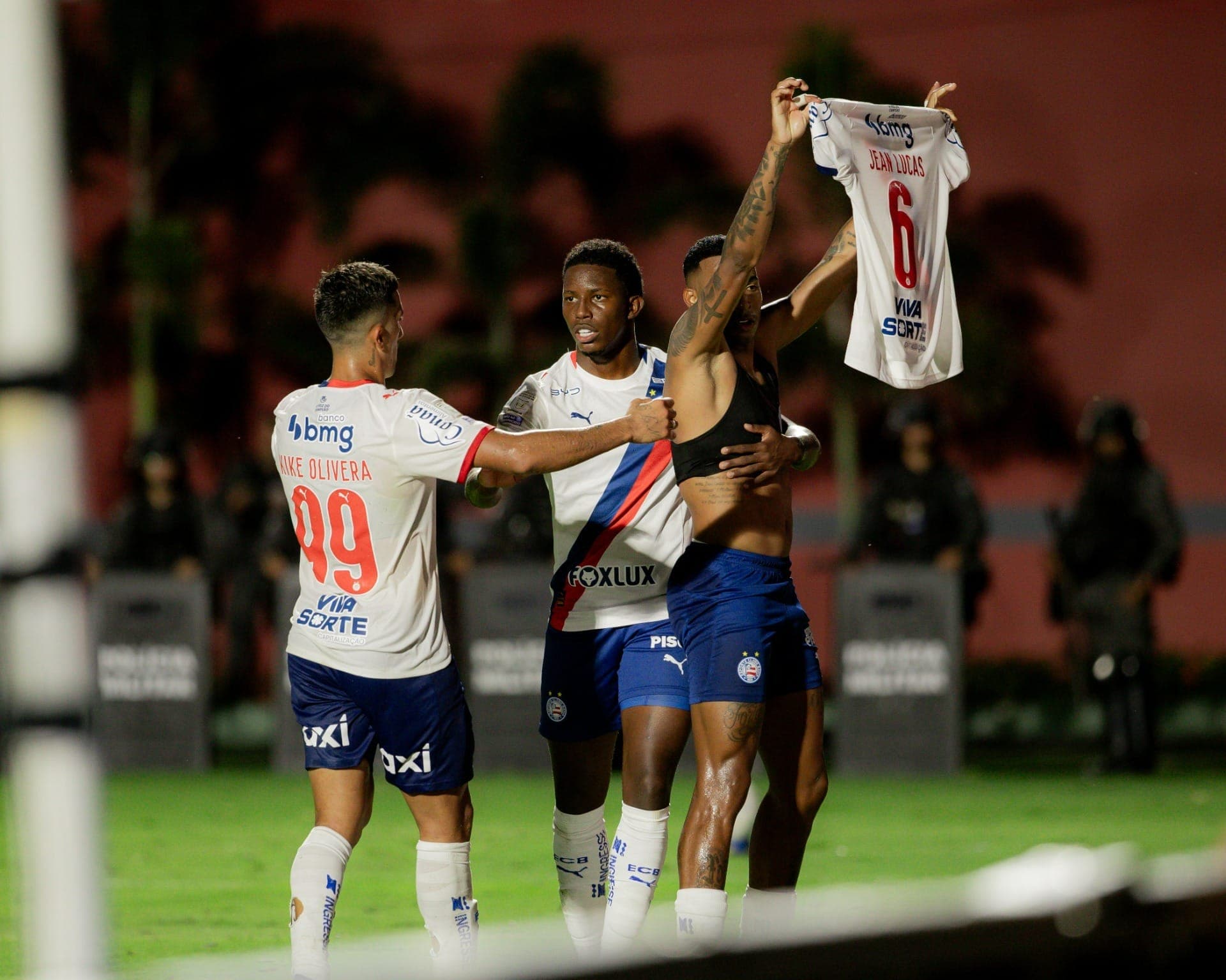 Jean Lucas exibe camisa em comemoração e inicia confusão