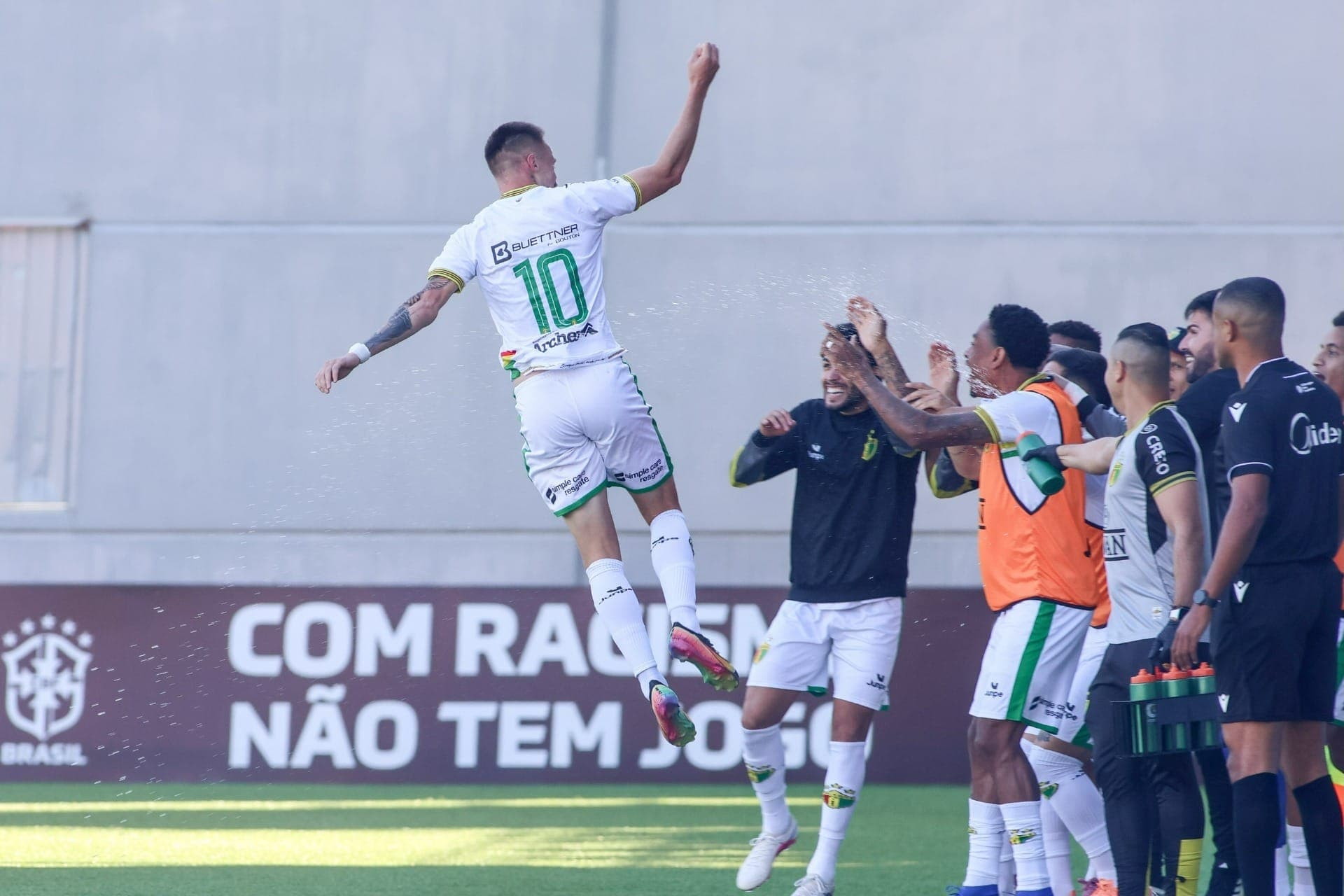 Jogadores do Brusque comemoram gol que classifica a equipe na Série C