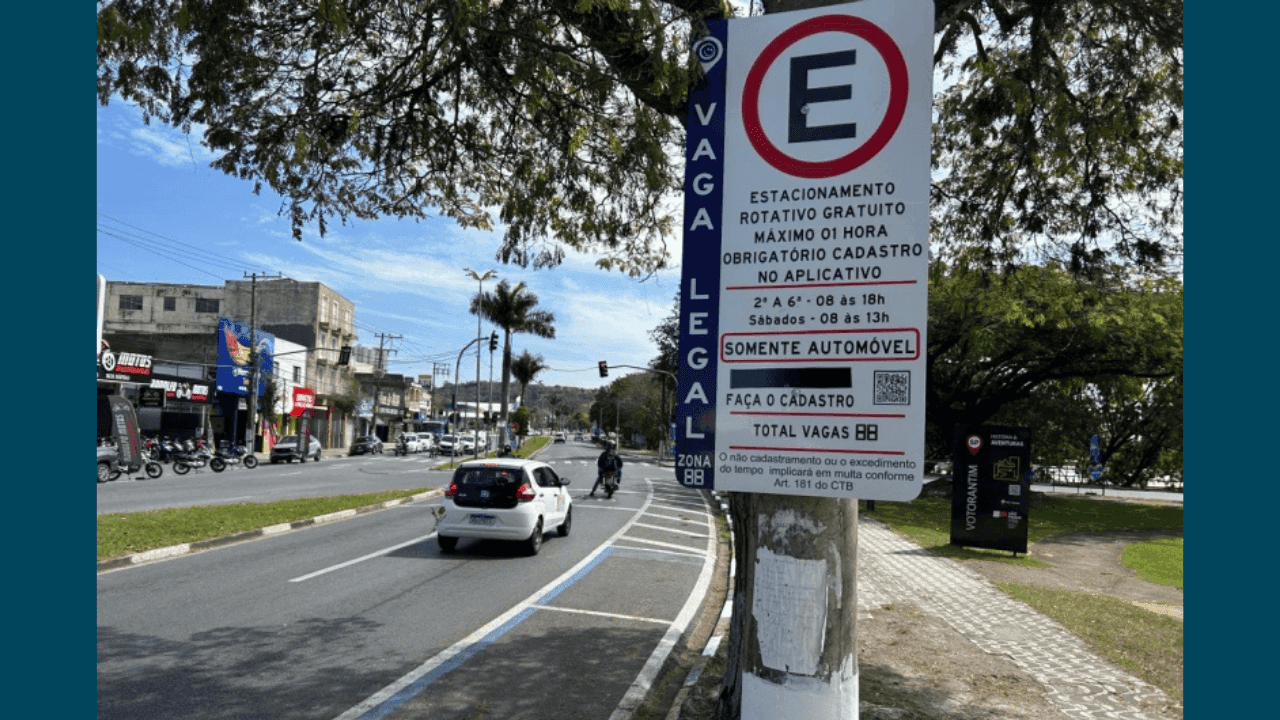 Motoristas devem seguir as regras indicadas nas placas do 'Vaga Legal'