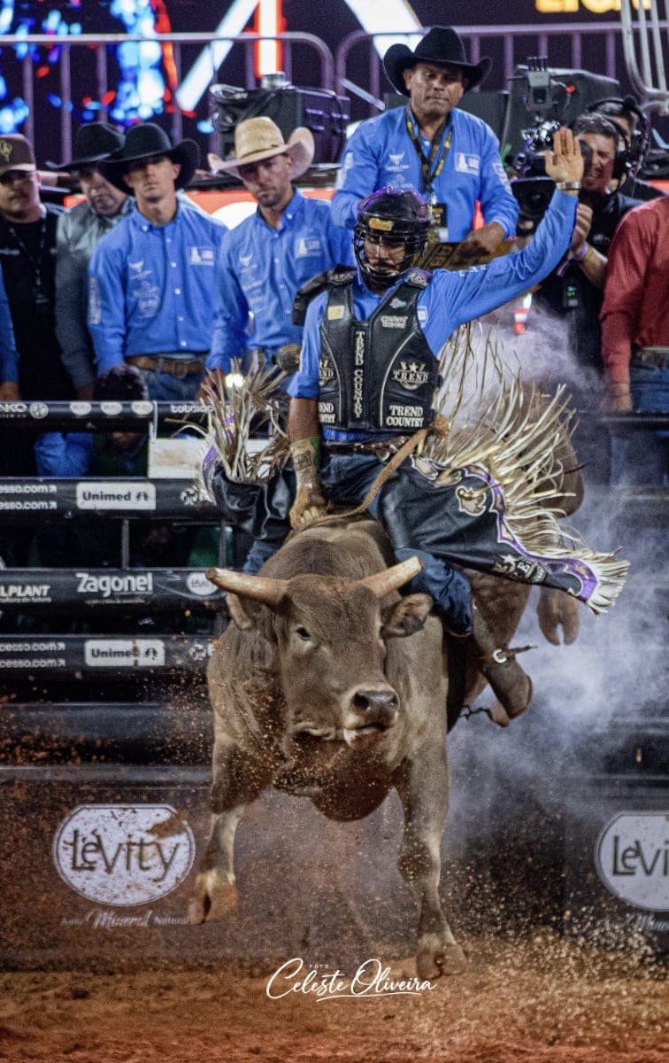 Montarias em touros pela LNR seguem na arena da Festa do Peão de Barretos