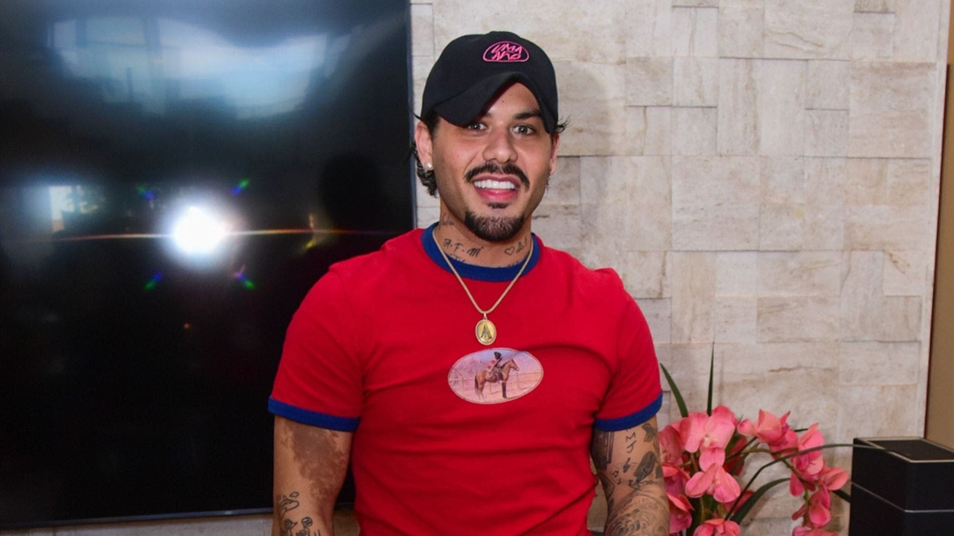 Cantor chega a Barretos após passagem da ex, Ana Castela