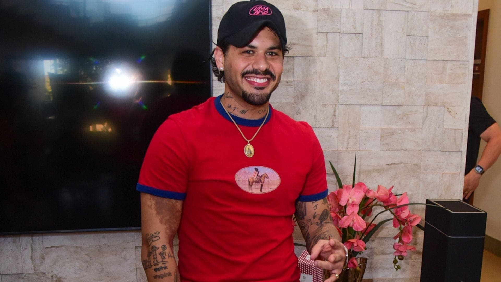 Cantor, filho de Leonardo, atendeu fãs e a imprensa