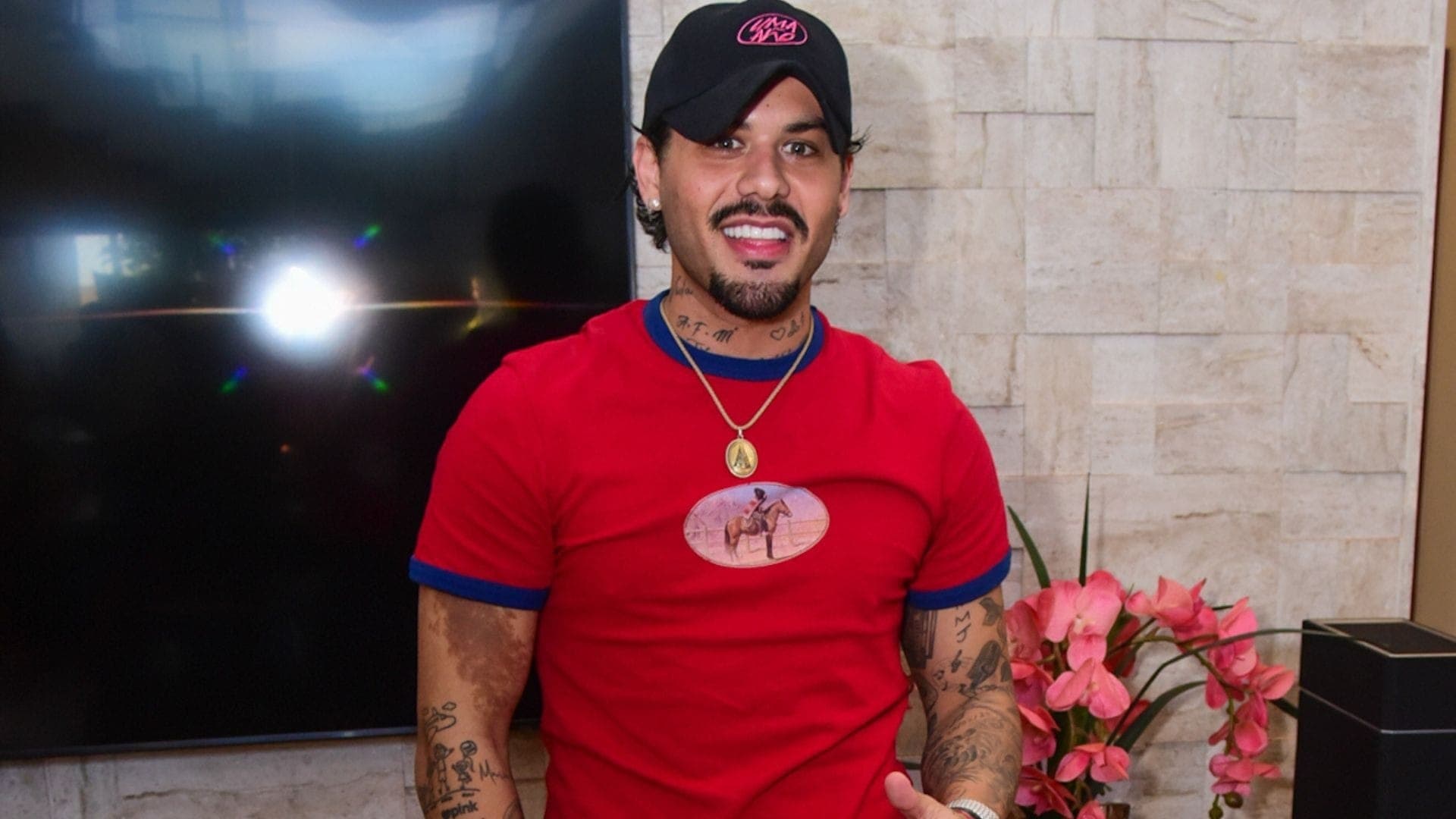 Zé Felipe se apresenta no camping do Parque do Peão