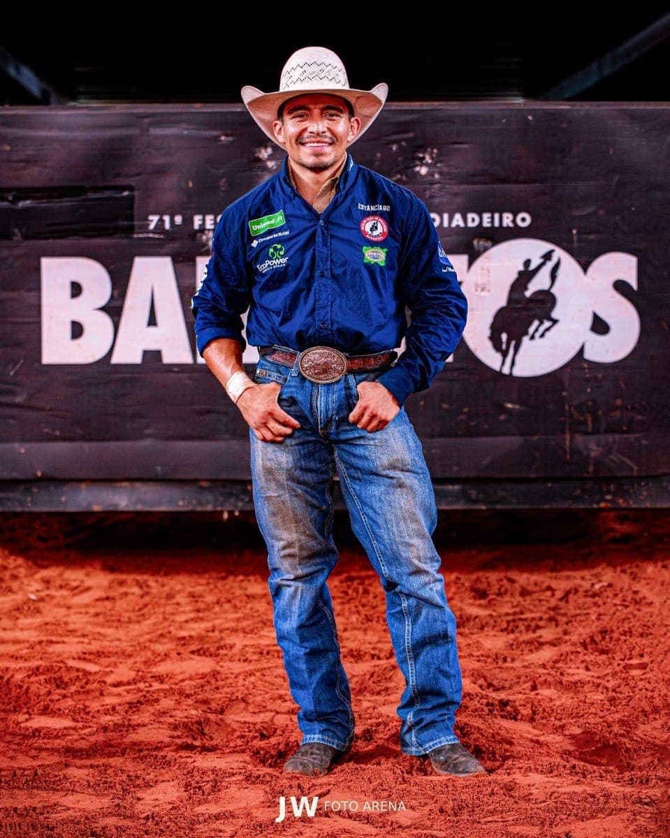 O americano Andrew Alvidrez conquistou a melhor nota da noite de 28 de agosto, sábado, nas montarias em touros pela etapa internacional da Festa do Peão de Barretos